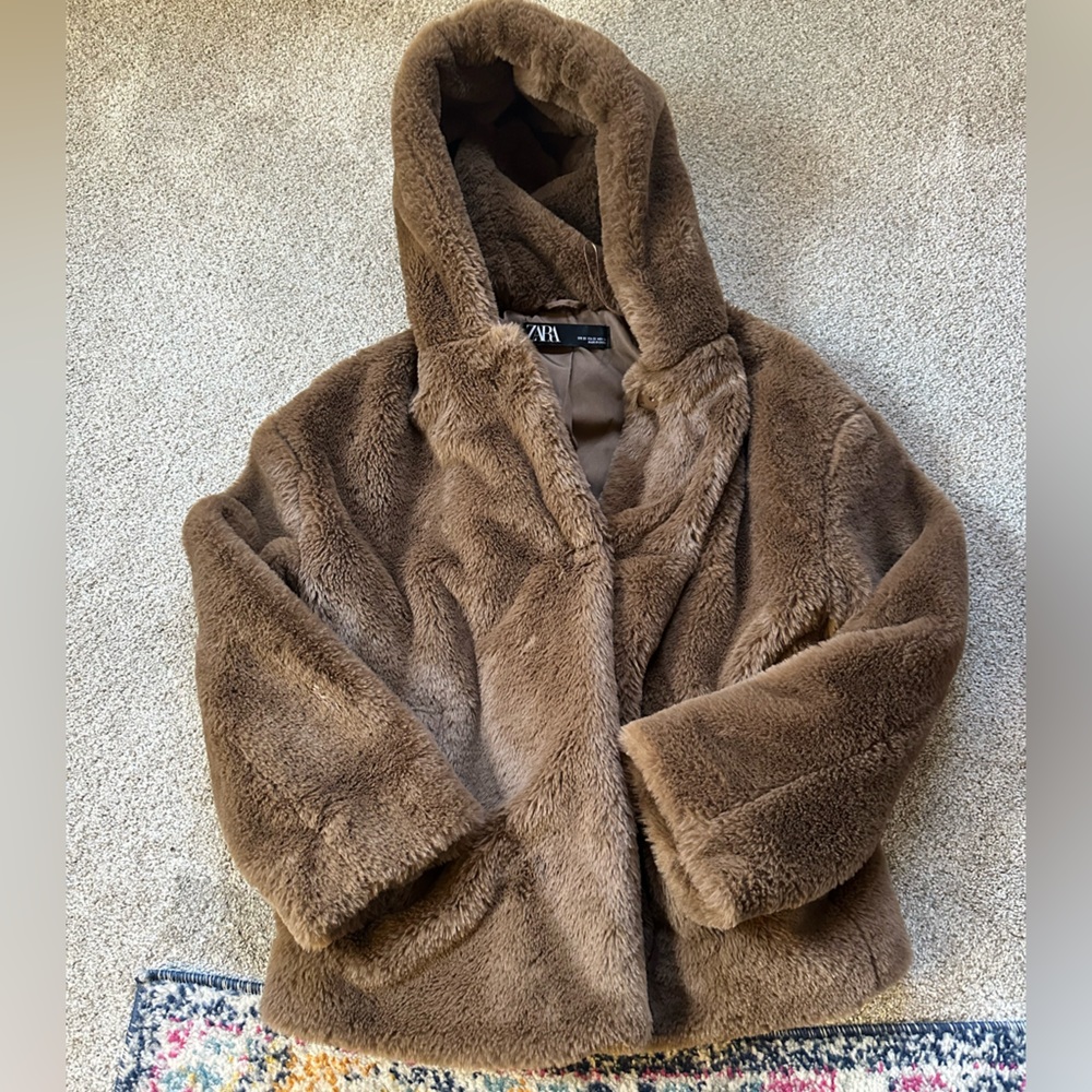 Faux fur Zara jacket with snap closure